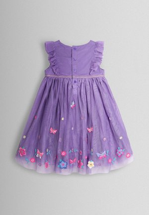 Violeta kleita ar volānu plecu dizainu, pogām aizmugurē un tilla svārkiem, rotātiem ar izšūtiem tauriņiem un ziediem.