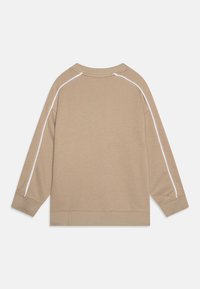 Béžová mikina s dlhými rukávmi, okrúhlym výstrihom, bielymi postrannými pruhmi a voľným strihom. Vyrobená z jemnej textúrovanej látky.