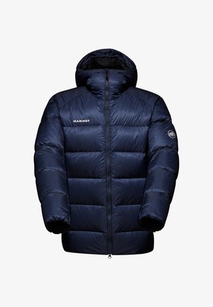 Giacca a vento blu navy imbottita con cappuccio, dotata di zip completa e cuciture a vista. Logo sul lato sinistro del petto e della manica. Texture liscia e lucida.