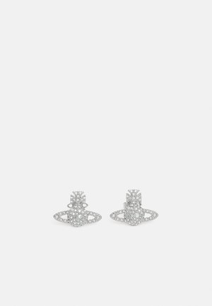 Cercei din metal argintiu cu un design detaliat, decorat cu mai multe pietricele strălucitoare mici, creând o apariție texturată și împodobită.