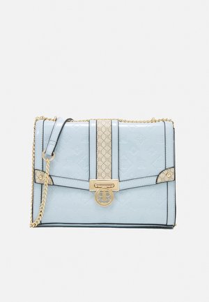 Sac à main en cuir bleu clair avec motifs embossés, bande verticale beige texturée, bandoulière chaîne dorée et fermoir circulaire doré à l'avant.