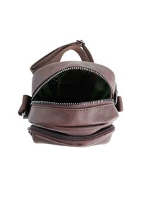 Borsa in pelle marrone con chiusura con zip, featuring una superficie testurizzata, doppi scomparti e una tracolla in tessuto. L'interno è verde scuro.