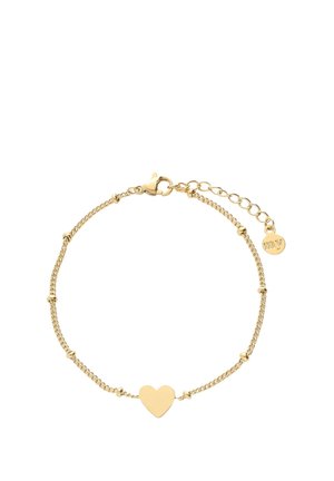 Delicado brazalete de cadena de oro con pequeñas cuentas, colgante en forma de corazón en el centro, cierre de langosta y una cadena ajustable con una etiqueta redonda grabada.