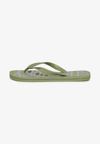 Grøn flip-flop sandal med en tekstureret rem og stort præget logo. Flad sål med rillemønster for godt greb. Letvægtsdesign.