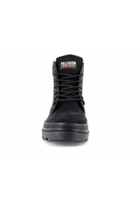 Stivaletto impermeabile nero con tomaia in suede, punta rotonda, suola in gomma texturizzata e lacci neri, con logo sulla linguetta.