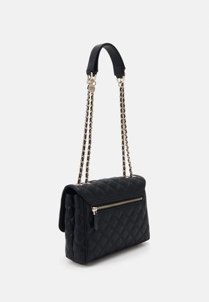 Sac à main en cuir matelassé noir avec une bandoulière en chaîne dorée et une poignée sur le dessus, doté d'une poche extérieure zippée à l'arrière.