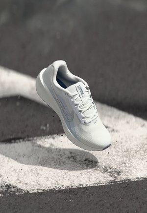 DOWNSHIFTER 13 - Chaussures de running sur route - white/metallic silver/football grey/world indigo/summit white