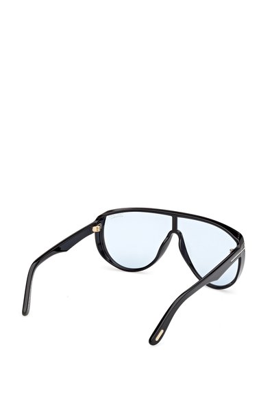 Mustat aurinkolasit, joissa on tyylikäs muotoilu, siniset sävytettyt linssit ja kiiltävät muovikehykset. Kehyksissä on metallikoristeita saranan lähellä.