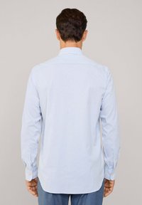 Lichtblauw geruit shirt met lange mouwen, knoopmanchetten en een puntkraag, gemaakt van een zachte stof. De achterkant toont een afgeronde zoom.