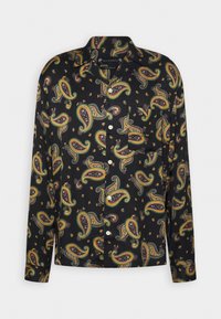Camisa negra de manga larga con un patrón paisley en vibrantes tonos de verde, amarillo y rojo. Presenta un bolsillo en el pecho y cierre frontal con botones. Tejido suave.