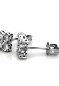 Orecchini a perno in argento con quattro pietre rotonde, trasparenti e scintillanti, incastonate in un design metallico elegante e lucido. La superficie riflettente esalta la brillantezza.