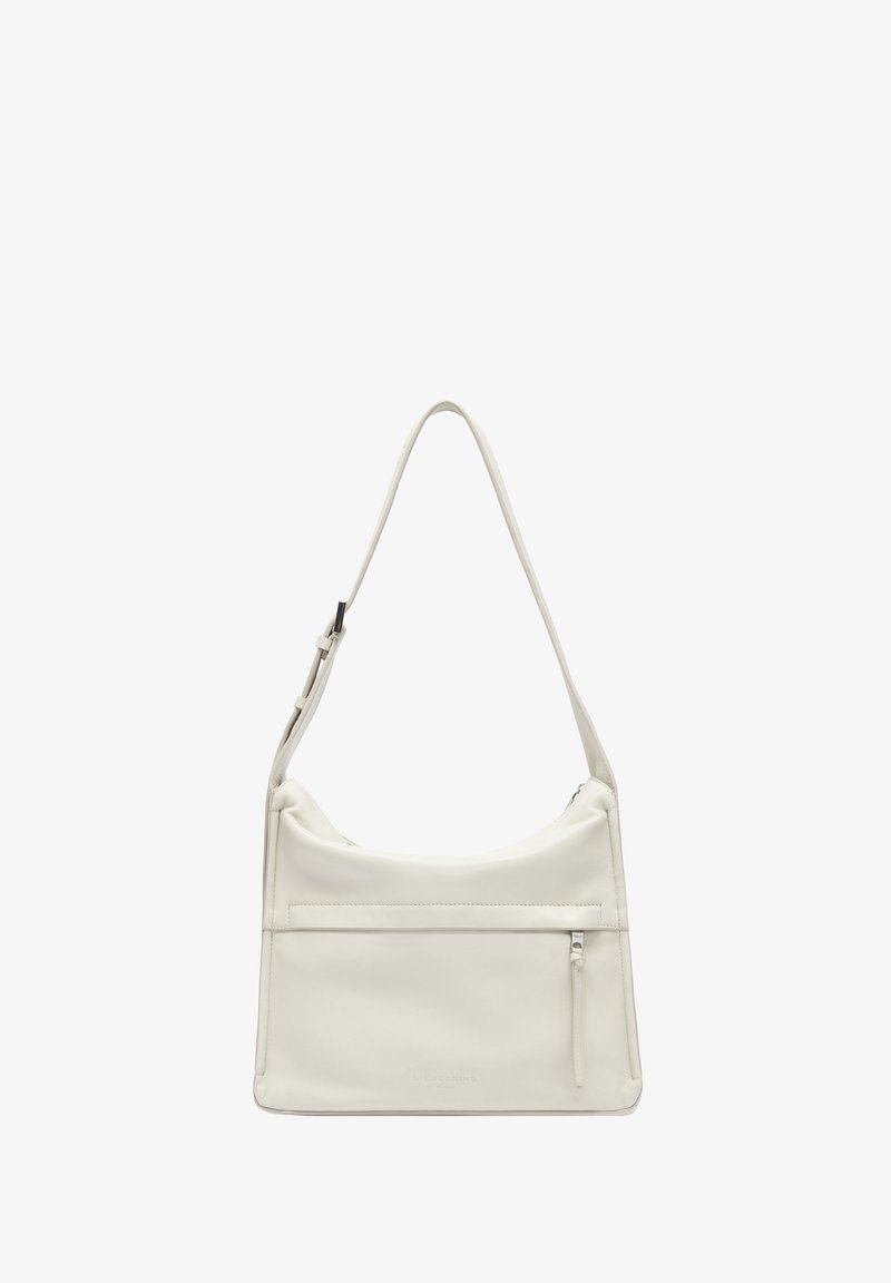 Bolso de hombro de cuero blanco con un diseño curvado, cuenta con un cierre de cremallera en la parte superior y un bolsillo con cremallera en la parte frontal. Se incluye una correa ajustable.