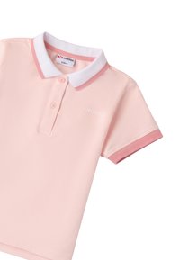 Polo shirt rosa pallido con colletto bianco e finiture rosa. Presenta una chiusura con due bottoni e un logo del marchio sul petto. Texture liscia.