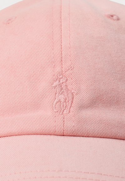 Baseball cap din bumbac roz, cu o finisare texturată și logo-ul brodat al unui cal. Designul include detalii cusute și o margine curbată.