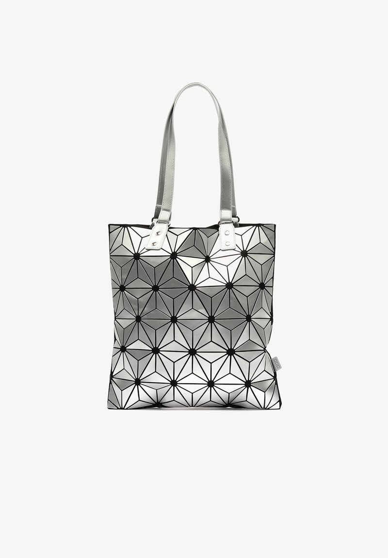 Sac fourre-tout arborant un motif géométrique en nuances de gris, avec des anses argentées métalliques et des accents noirs. Design plat avec une finition brillante.