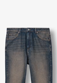 Tmavomodré denimové nohavice s vybledlým vzhľadom, s rovný strihom, predným zapínaním na gombík a štandardným dizajnom so piatimi vreckami.