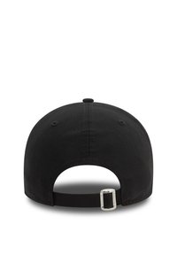 Fekete baseball sapka, struktúrált koronával, lekerekített formával és hátsó részén állítható pánttal, fém kapoccsal. Simá szövet.