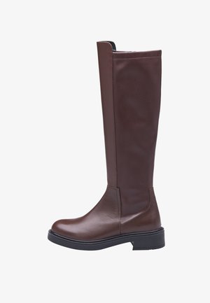 Hohe Damenstiefel aus dunkelbraunem Leder mit niedrigem schwarzen Absatz und abgerundetem Fuß, seitlich auf einem weißen Hintergrund gezeigt.