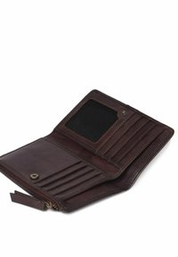 Cartera de cuero marrón con múltiples ranuras para tarjetas, una ventana transparente para identificación y un compartimento con cremallera. Presenta costuras en relieve y un cierre a presión.