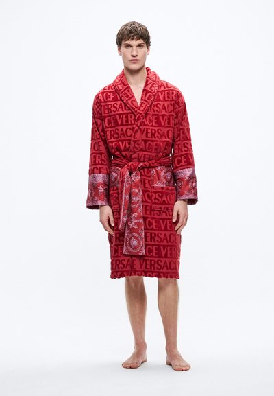 Červený župan s velkým vyvýšeným logem "VERSACE", akcenty s paisley vzorem na rukávech a kapse, zavazování v pase, délka do poloviny lýtek.