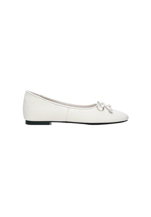 Ballerine en cuir blanc avec bout arrondi, petit nœud sur le dessus et semelle plate noire.