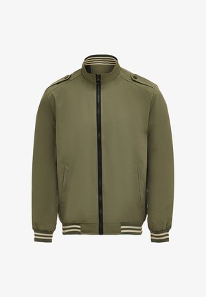 Olijfgroene bomberjack met een ritssluiting aan de voorkant, ribbeltjes aan de manchetten en kraag; heeft zijzakken en schouderknopen voor details.