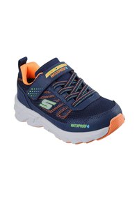 Baskets imperméables Skechers bleu marine avec des accents orange et vert, sangle Velcro et semelle blanche avec semelle orange.