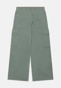 Vihreät cargo-housut, jotka on valmistettu puuvillasta, leveälahkeiset, neljällä taskulla ja sileällä pinnalla.
