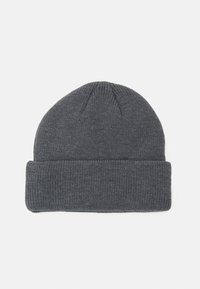 Grå stickad mössa med viksall och vertikal ribbad textur. Den har en rundad topp och är gjord av ett mjukt, stretchigt material.