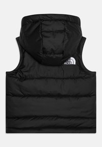Gilet imbottito nero con cappuccio, caratterizzato da linee trapuntate verticali e un logo bianco sul retro. Tessuto liscio opaco.