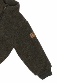 Tmavozelený fleece pulóver s vysokým golierom, vybavený zipsovým zapínaním, rebrovanými manžetami a obdĺžnikovou koženou nášivkou na rukáve.