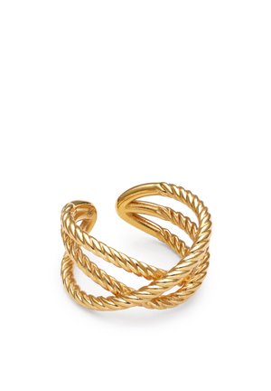 Anillo abierto de oro con tres bandas trenzadas que se cruzan entre sí formando un patrón cruzado sobre un fondo blanco.