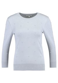 Ljust blå stickad tröja med trekvartsärmar, rund halsringning, litet strukturerat prickmönster, samt ribbade ärmslut och nederkant.