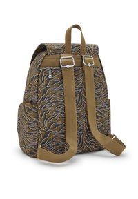 Brun mönstrad ryggsäck med vågiga linjer i blått och grönt, vadderade axelremmar och ett lock med metallbeslag.