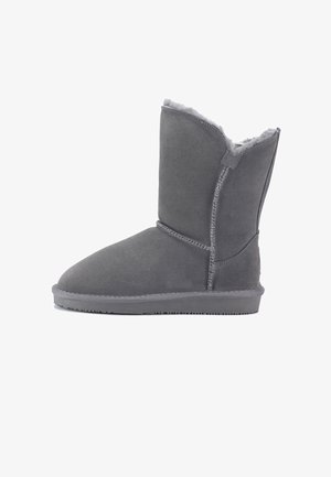 Grijze suède enkellaars met een ronde neus, zachte binnenvoering en gestikte accenten; beschikt over een rubberen zool voor grip.