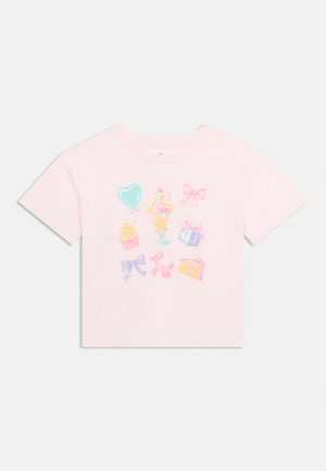 Svijetloružičasta majica s šarenim ilustracijama balona, sladoleda, muffina, mašnica, poklon kutije, psa i komada torte sprijeda.