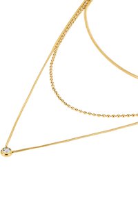 Collar de capas en tono dorado que presenta delicadas cadenas en varias texturas, con un cierre esférico liso y un acento de piedra redonda transparente.