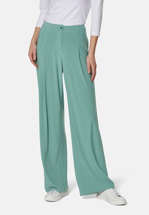 Wijduitlopende broek in licht teal, met een gladde textuur, geplooid ontwerp aan de voorkant en een enkele knoopsluiting bij de tailleband.