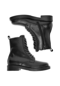 Paar schwarze Leder-Stiefeletten mit seitlichem Reißverschluss, vorderen Schnürsenkeln und niedrigem gestapeltem Absatz auf weißem Hintergrund.