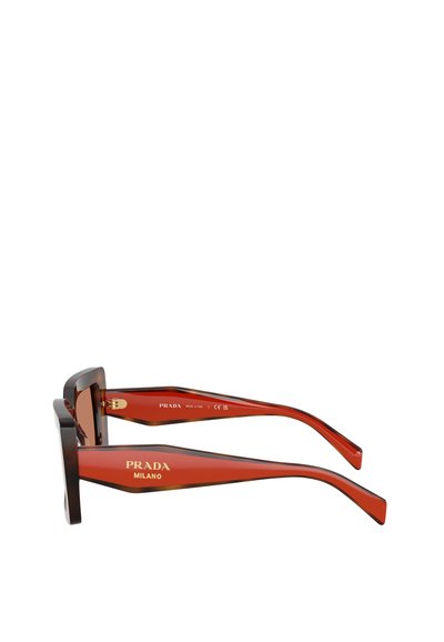 Occhiali da sole rettangolari Prada in stile tartarugato con aste larghe e logo dorato “PRADA MILANO” sul lato.