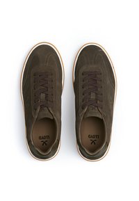 Zamszowe sneakersy w oliwkowozielonym kolorze z ciemnobrązowymi sznurowadłami, białą gumową podeszwą oraz brązową teksturowaną wkładką z logo. Klasyczny płaski fason.