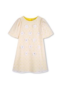 Vestido amarillo con estampado floral y flores blancas bordadas, mangas cortas abullonadas y escote redondo. Cuenta con un ribete de encaje blanco.