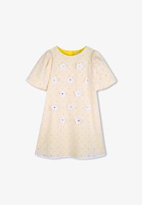 Vestido amarillo con estampado floral y flores blancas bordadas, mangas cortas abullonadas y escote redondo. Cuenta con un ribete de encaje blanco.