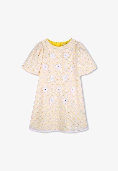 Κίτρινο φόρεμα με λουλουδάτο σχέδιο, διακοσμημένο με λευκά κεντημένα λουλούδια, με κοντά φουσκωτά μανίκια και στρογγυλή λαιμόκοψη. Διαθέτει λευκή δαντέλα περιμετρικά.