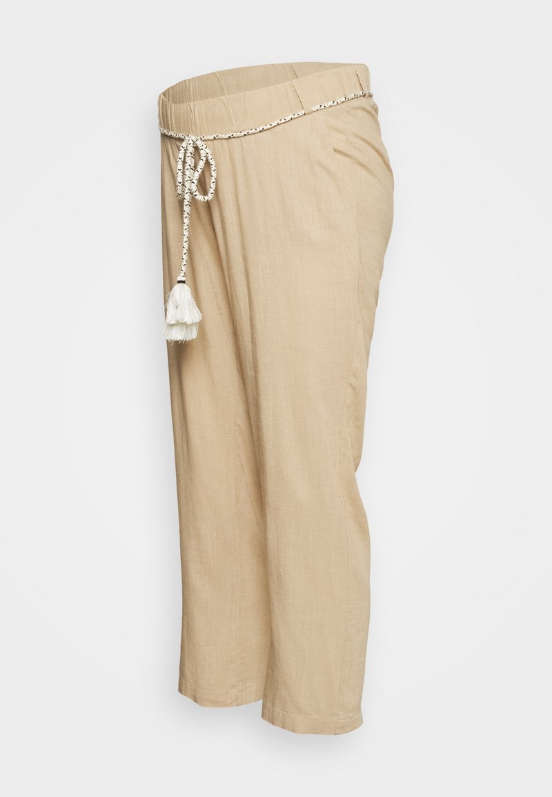 Calças de linho bege com um corte solto, apresentando um cinto decorativo branco com um detalhe em tassel. Ligeiramente ajustadas aos tornozelos.