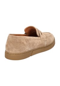 Beżowe zamszowe buty wsuwane z okrągłym noskiem, przeszyciami i teksturowaną gumową podeszwą. Miękka wyściółka wewnętrzna i minimalistyczny design.