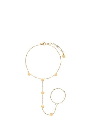 Delicate gouden ketting handarmband met kleine hartvormige bedels en verstelbare sluiting, die de polsring verbindt met de armband.