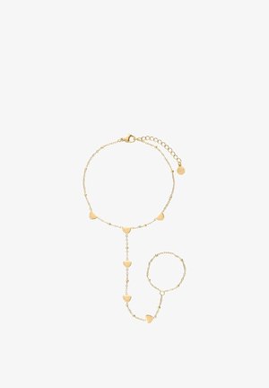 Delicate gouden ketting handarmband met kleine hartvormige bedels en verstelbare sluiting, die de polsring verbindt met de armband.