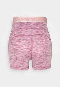 Różowo-fioletowe szorty sportowe Nike Pro z wzorem tie-dye, z jasnoróżowym pasem w talii, na którym znajduje się logo "NIKE PRO".