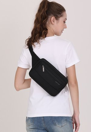 Borsa a spalla nera con forma rettangolare, dotata di più scomparti con zip e una tracolla regolabile. Tessuto testurizzato.